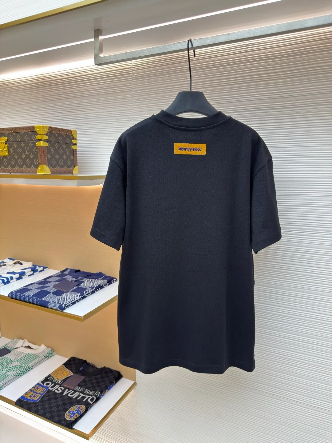 LOUIS VUITTON embroidered beaded letter T-shirt ●Authentic product: 13000 purchased and developed ●Item number: 1680220-A85 ●Fabric: combed cotton fabric ●Technology: embroidery production ●Version: fitted version ●Weight: about 420 grams ●Size: XS-S-M-L ●Description: The fabric is made of 26s double-ply combed cotton + long-staple cotton blended compact siro yarn. The rib is made of 26s+32s yarn 1*1 cylinder machine open width rib. The front panel is embroidered with Tajima embroidery machine imported from Japan. The thick plate rubber pad is polyester mercerized. Thread three-dimensional hemming embroidery, purchase Y version to manually point each bead, open a cardboard mold, and scan powder for precise positioning of a single piece. The beads are made of 4-mile round pearlescent white bubble beads, made by hand crochet technology, and all single beads are tied with hooks and threads to ensure that they are placed at the powder scan position. The overall wiring is straight and delicate, the fabric is comfortable and soft, and the color is consistent without color difference. It can be matched with the same style to create a fashionable look and control various occasions. Customized accessories, complete with three standards, same style for men and women!